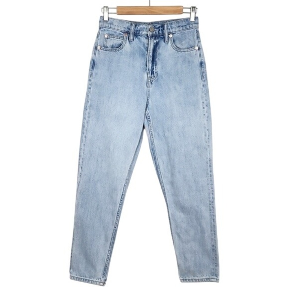 GAP Women's 1969 Mom Jeans High Rise Faded Light Wash Blue 2/26